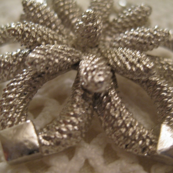 MONET FLOWER Brooch Monet SNOWFLAKE Pinecone 1980s - Picture 1 of 8